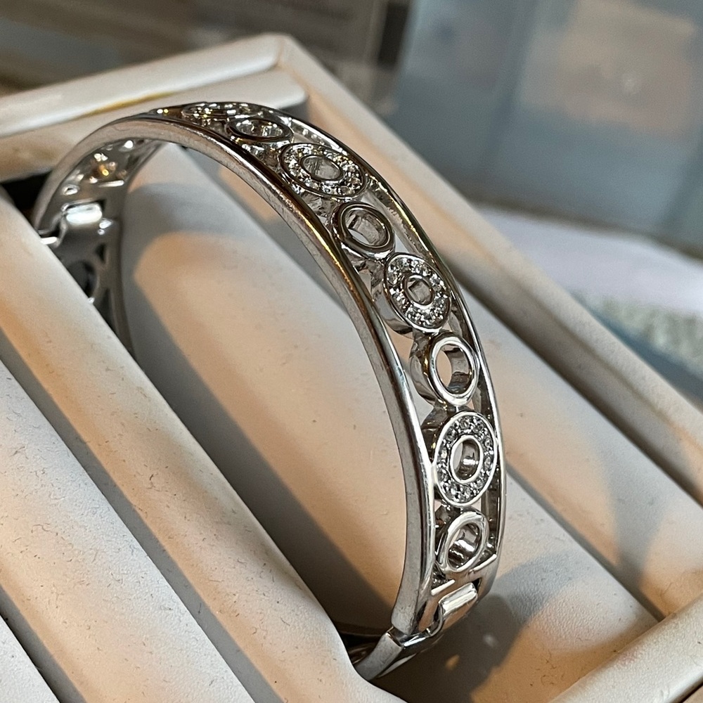 Bangle bracelet with Circles